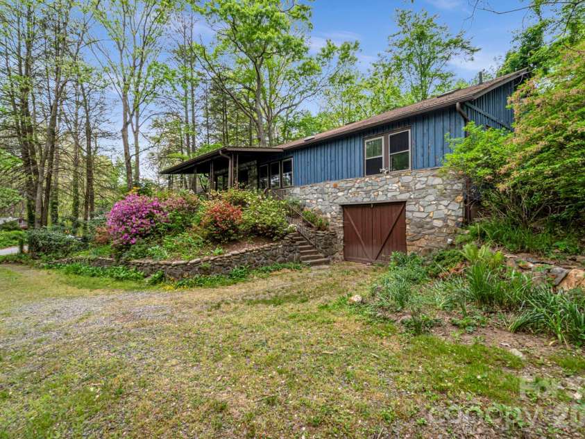 257 Pine Street, Black Mountain, NC 28711.  MLS# CAR4374948, YatesRealty ID 17050. 