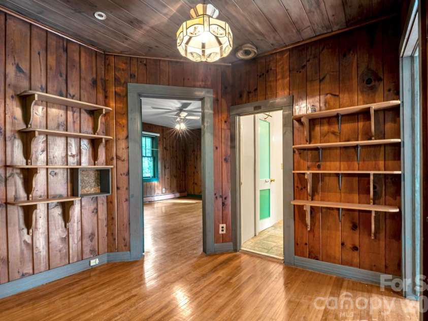 257 Pine Street, Black Mountain, NC 28711.  MLS# CAR4374948, YatesRealty ID 17050. 