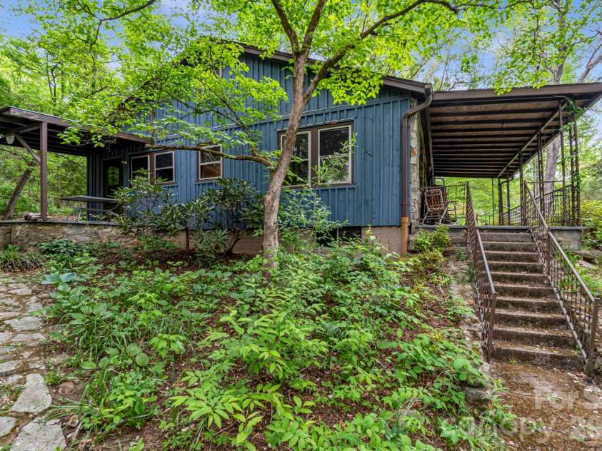 257 Pine Street, Black Mountain, NC 28711.  MLS# CAR4374948, YatesRealty ID 17050. 