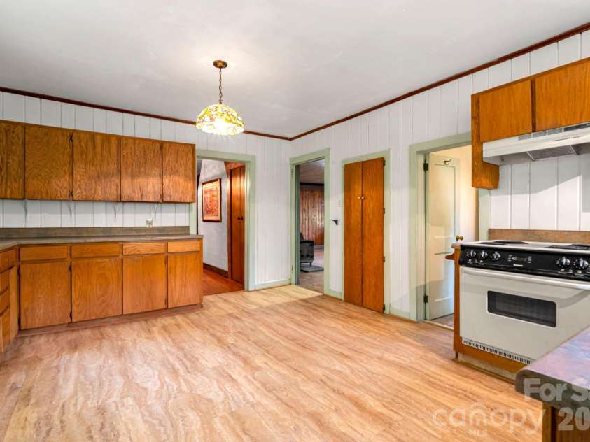 257 Pine Street, Black Mountain, NC 28711.  MLS# CAR4374948, YatesRealty ID 17050. Spacious Kitchen
