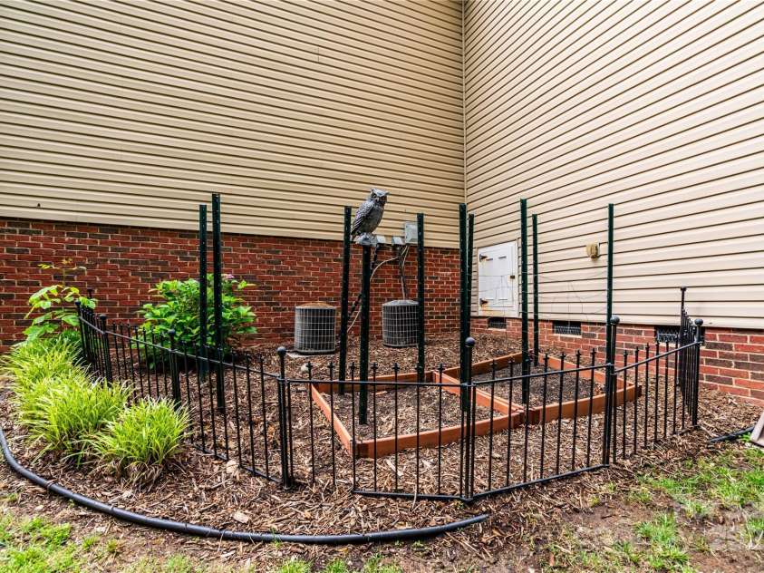 9410 Greenbank Court, Charlotte, NC 28214.  MLS# CAR4262994, YatesRealty ID 17051. 