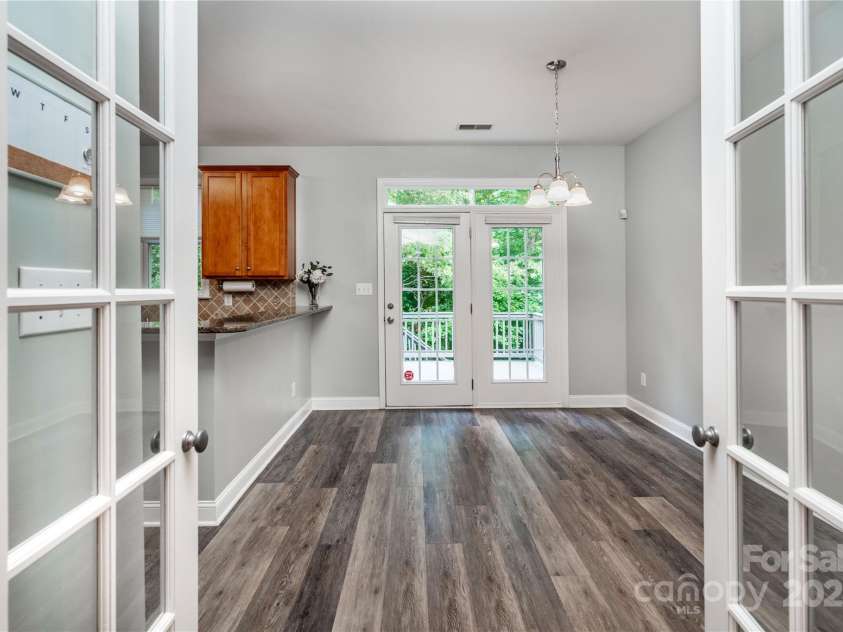 9410 Greenbank Court, Charlotte, NC 28214.  MLS# CAR4262994, YatesRealty ID 17051. Breakfast Area