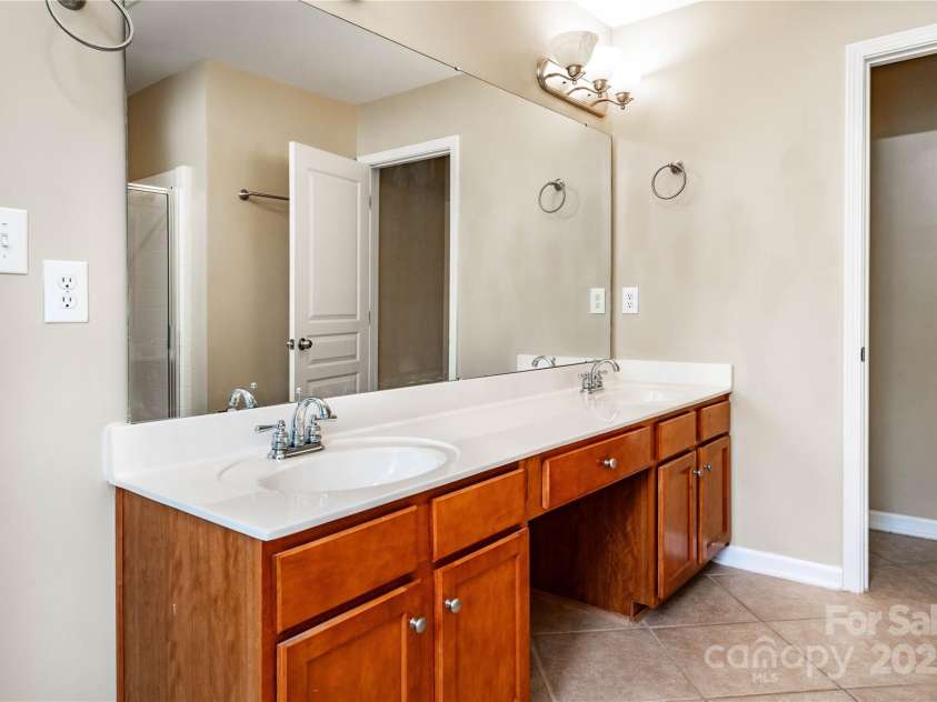 9410 Greenbank Court, Charlotte, NC 28214.  MLS# CAR4262994, YatesRealty ID 17051. Dual Vanity