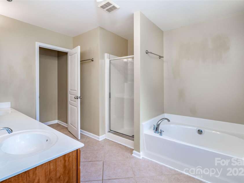 9410 Greenbank Court, Charlotte, NC 28214.  MLS# CAR4262994, YatesRealty ID 17051. Primary Bath