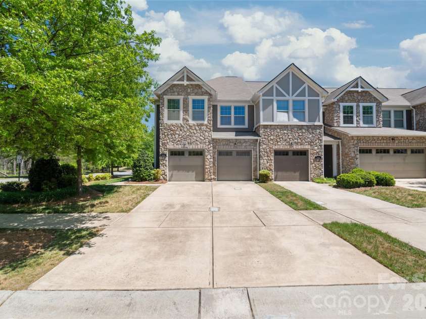 5662 Stonewells Drive, Charlotte, NC 28278.  MLS# CAR4374852, YatesRealty ID 17057. 
