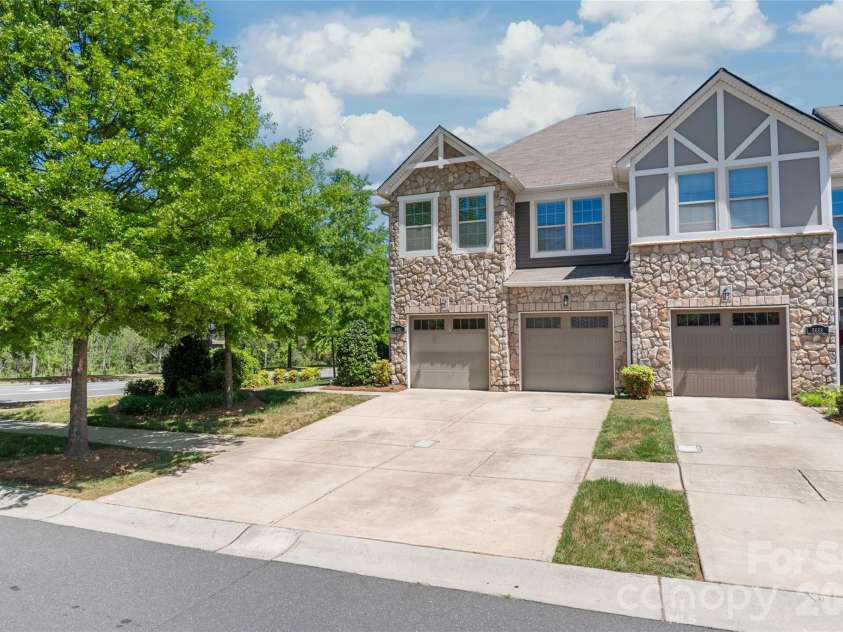 5662 Stonewells Drive, Charlotte, NC 28278.  MLS# CAR4374852, YatesRealty ID 17057. 
