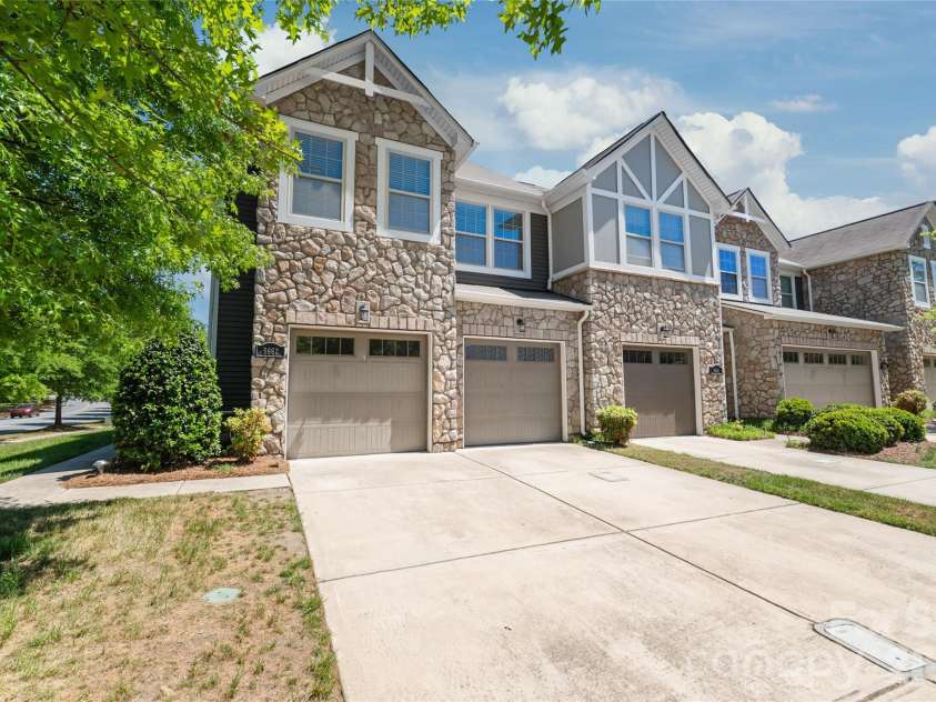 5662 Stonewells Drive, Charlotte, NC 28278.  MLS# CAR4374852, YatesRealty ID 17057. 