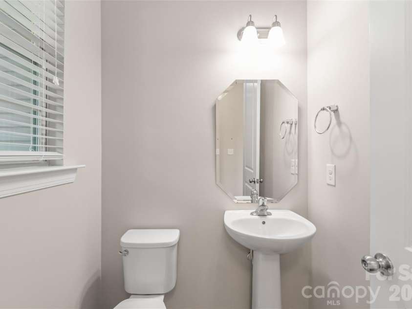 5662 Stonewells Drive, Charlotte, NC 28278.  MLS# CAR4374852, YatesRealty ID 17057. 