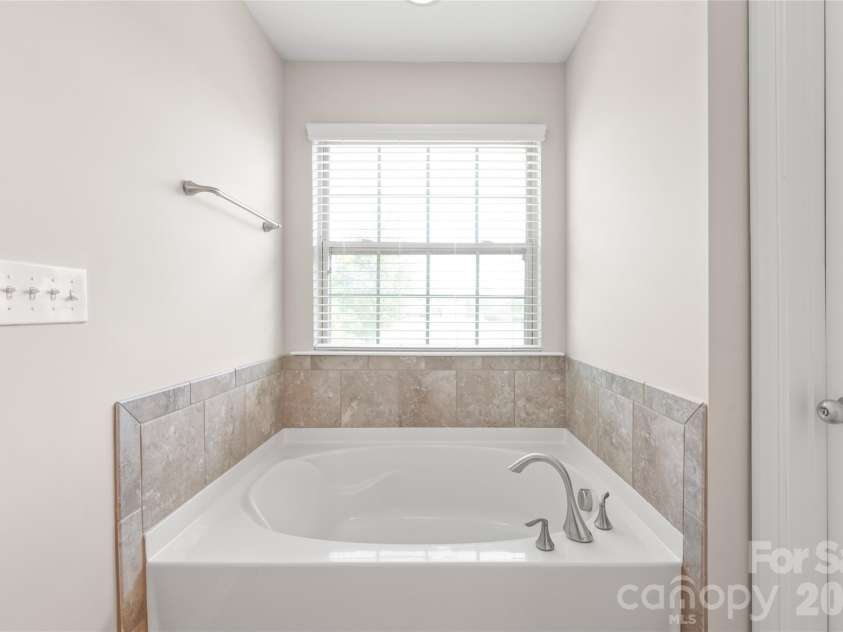 5662 Stonewells Drive, Charlotte, NC 28278.  MLS# CAR4374852, YatesRealty ID 17057. 