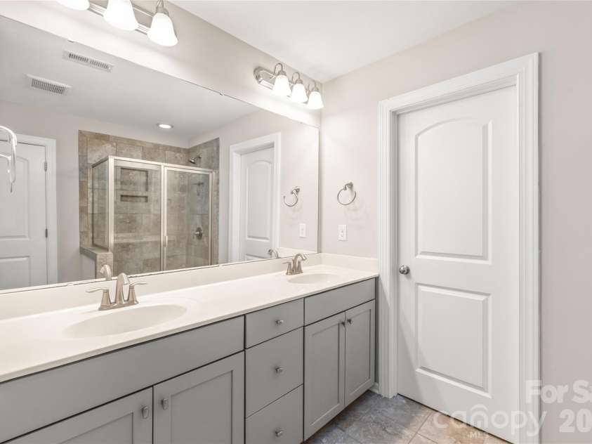 5662 Stonewells Drive, Charlotte, NC 28278.  MLS# CAR4374852, YatesRealty ID 17057. 