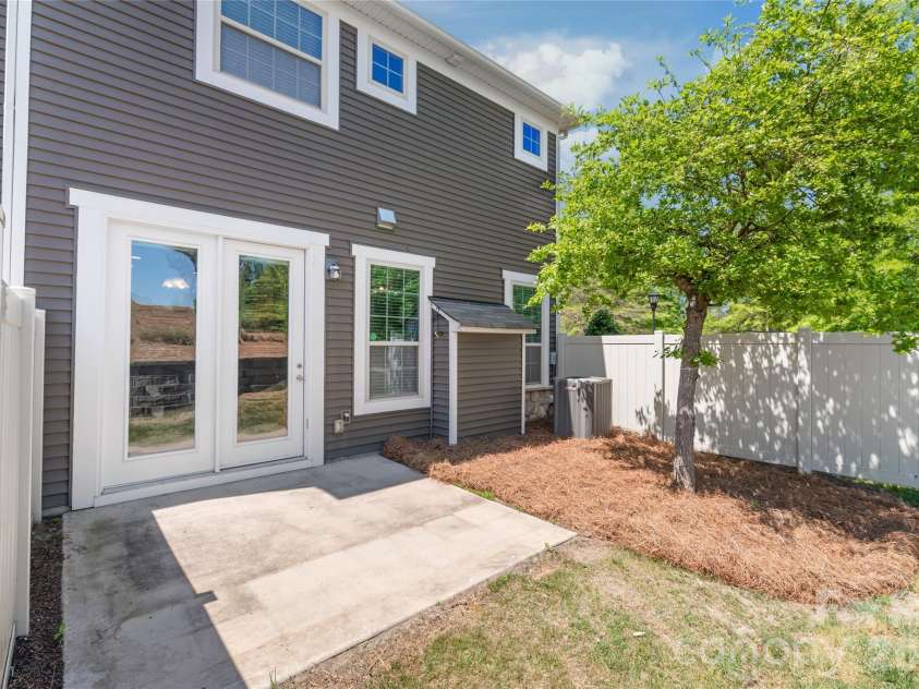 5662 Stonewells Drive, Charlotte, NC 28278.  MLS# CAR4374852, YatesRealty ID 17057. 