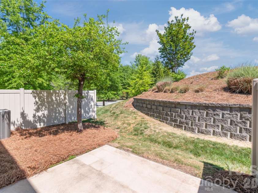 5662 Stonewells Drive, Charlotte, NC 28278.  MLS# CAR4374852, YatesRealty ID 17057. 