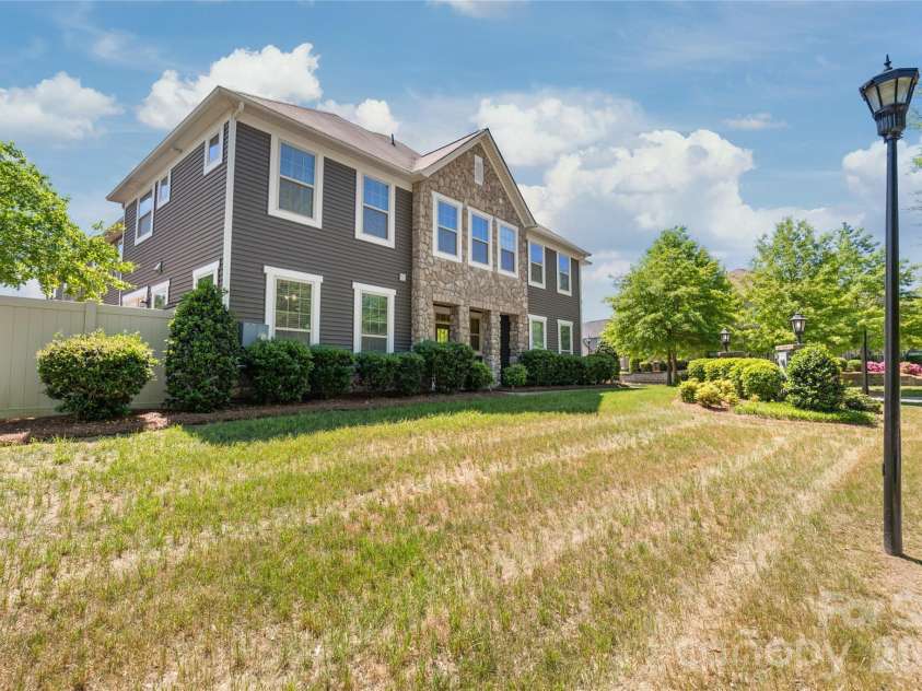 5662 Stonewells Drive, Charlotte, NC 28278.  MLS# CAR4374852, YatesRealty ID 17057. 