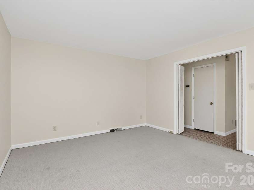7007 Crossridge Road, Charlotte, NC 28214.  MLS# CAR4375440, YatesRealty ID 17059. 