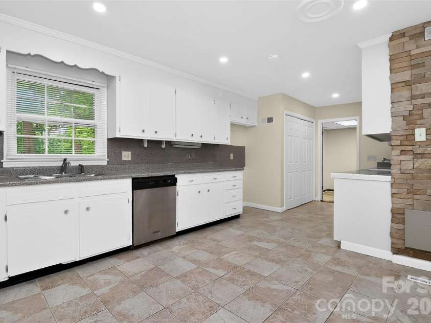 7007 Crossridge Road, Charlotte, NC 28214.  MLS# CAR4375440, YatesRealty ID 17059. 