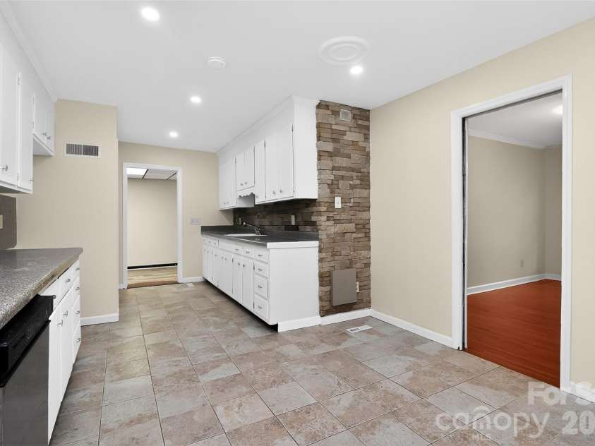 7007 Crossridge Road, Charlotte, NC 28214.  MLS# CAR4375440, YatesRealty ID 17059. 