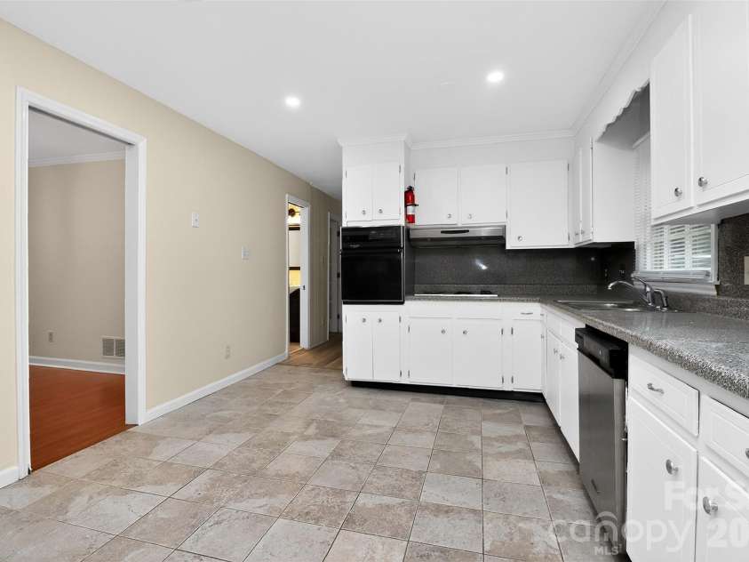 7007 Crossridge Road, Charlotte, NC 28214.  MLS# CAR4375440, YatesRealty ID 17059. 