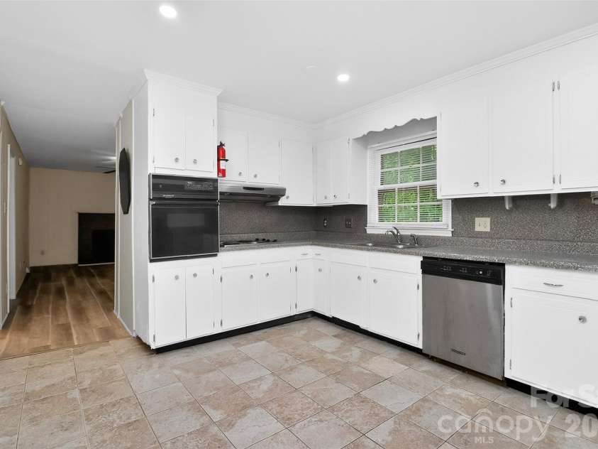 7007 Crossridge Road, Charlotte, NC 28214.  MLS# CAR4375440, YatesRealty ID 17059. 