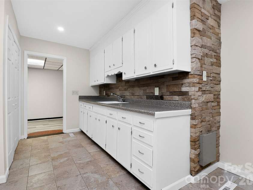 7007 Crossridge Road, Charlotte, NC 28214.  MLS# CAR4375440, YatesRealty ID 17059. 