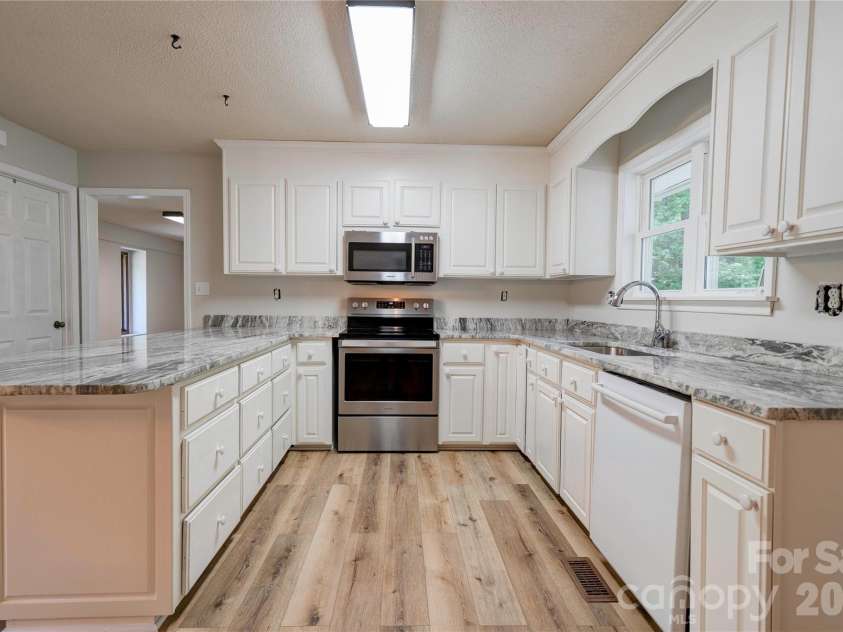 106 Dons Court, Shelby, NC 28150.  MLS# CAR4376308, YatesRealty ID 17060. Kitchen