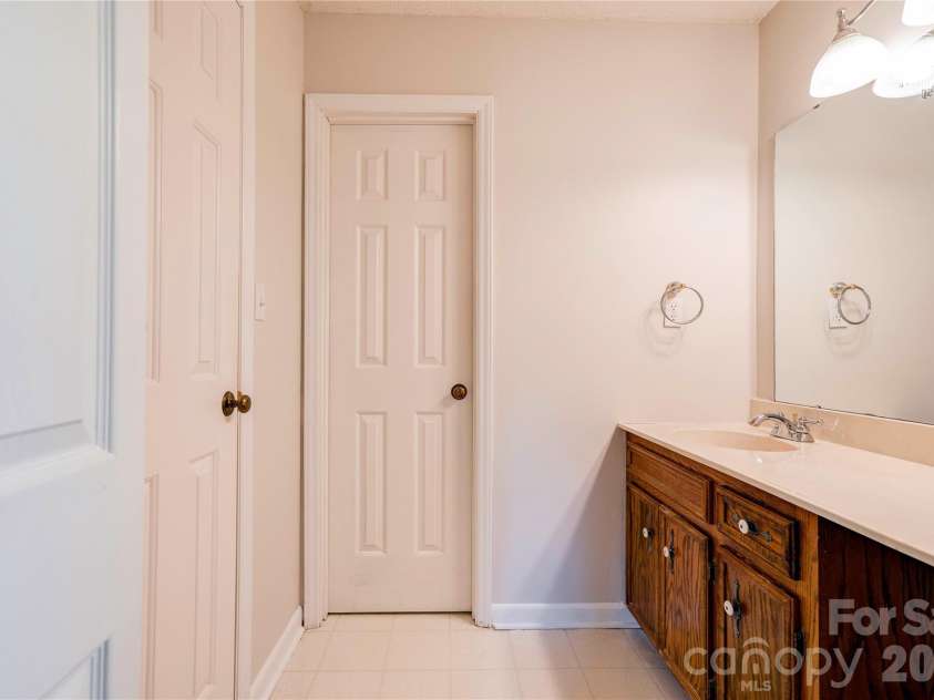 106 Dons Court, Shelby, NC 28150.  MLS# CAR4376308, YatesRealty ID 17060. Primary Bathroom