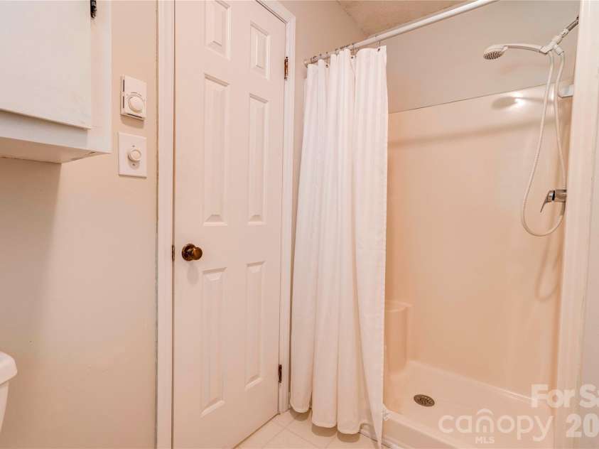 106 Dons Court, Shelby, NC 28150.  MLS# CAR4376308, YatesRealty ID 17060. Primary Bathroom