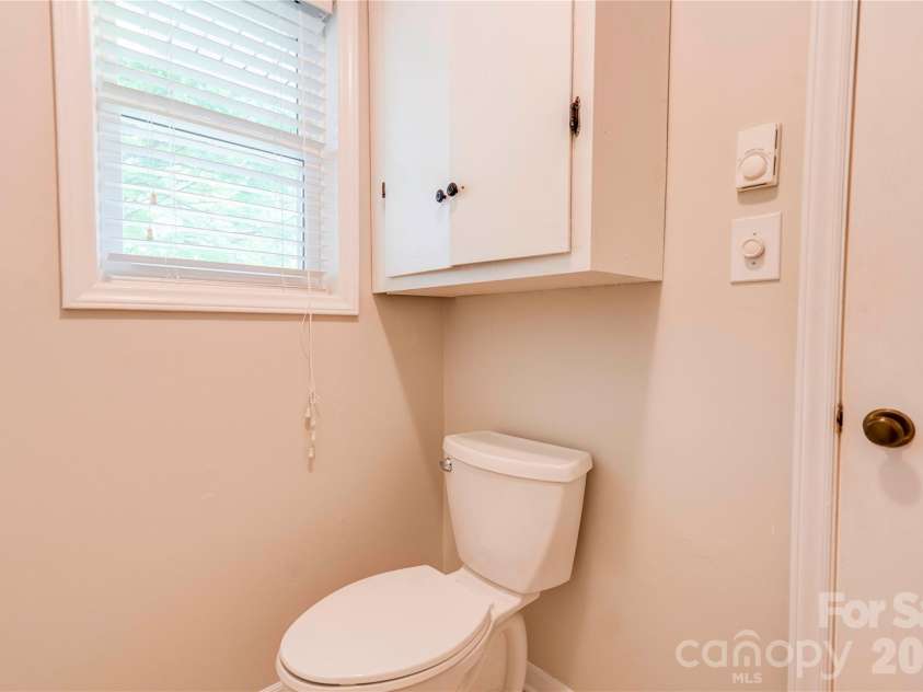106 Dons Court, Shelby, NC 28150.  MLS# CAR4376308, YatesRealty ID 17060. Primary Bathroom