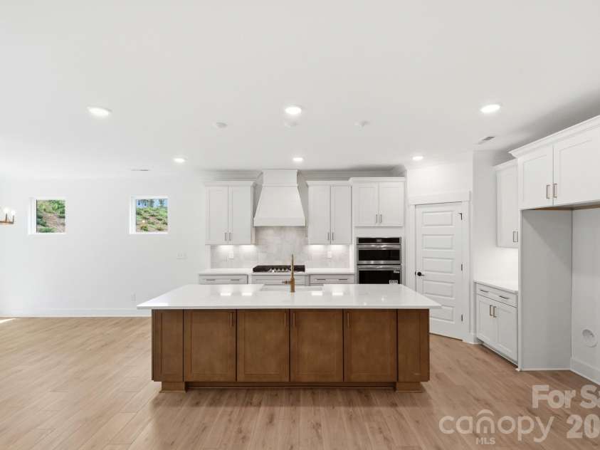 5064 McLaughlin Loop, Waxhaw, NC 28173.  MLS# CAR4375308, YatesRealty ID 17061. Kitchen