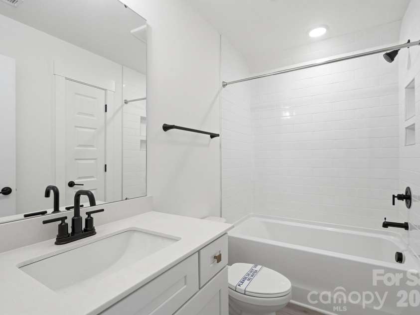 5064 McLaughlin Loop, Waxhaw, NC 28173.  MLS# CAR4375308, YatesRealty ID 17061. Upper level bath