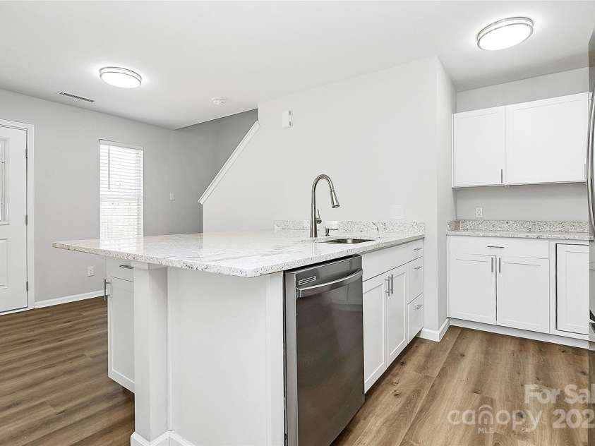 7214 Fox Point Drive, Charlotte, NC 28269.  MLS# CAR4266650, YatesRealty ID 17062. Beautifully renovated kitchen with new appliances