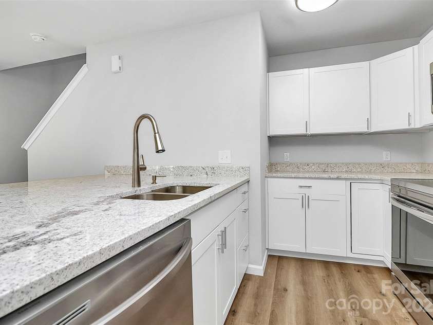 7214 Fox Point Drive, Charlotte, NC 28269.  MLS# CAR4266650, YatesRealty ID 17062. Beautifully renovated kitchen with new appliances!