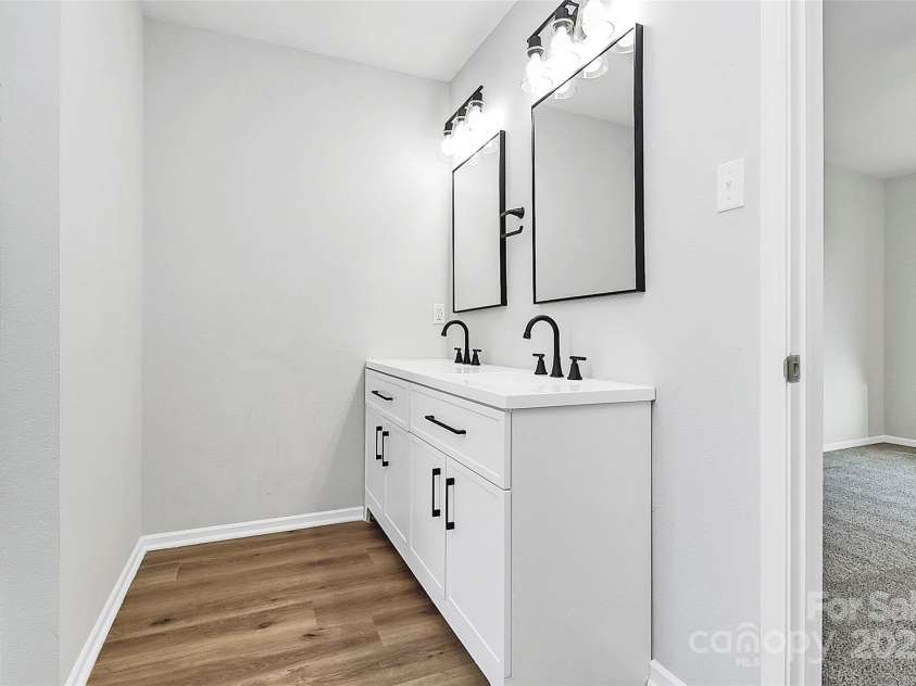 7214 Fox Point Drive, Charlotte, NC 28269.  MLS# CAR4266650, YatesRealty ID 17062. Dual sinks in Primary Bedroom