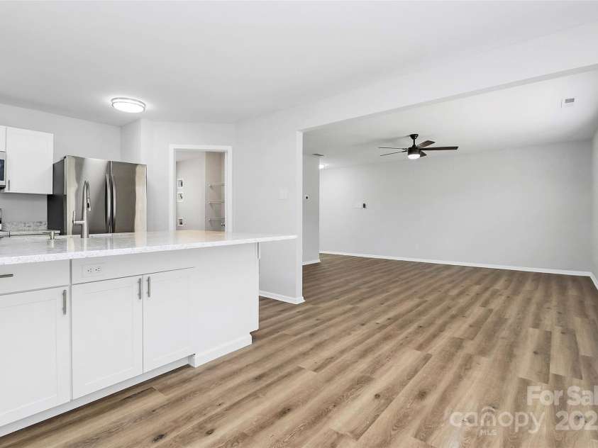 7214 Fox Point Drive, Charlotte, NC 28269.  MLS# CAR4266650, YatesRealty ID 17062. Kitchen Bar open to Living room