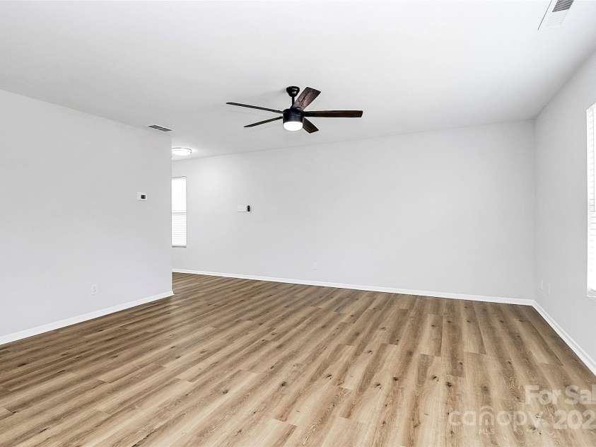 7214 Fox Point Drive, Charlotte, NC 28269.  MLS# CAR4266650, YatesRealty ID 17062. Living Room