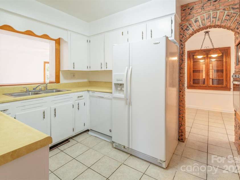 179 Brevard Road, Asheville, NC 28806.  MLS# CAR4260690, YatesRealty ID 17066. 