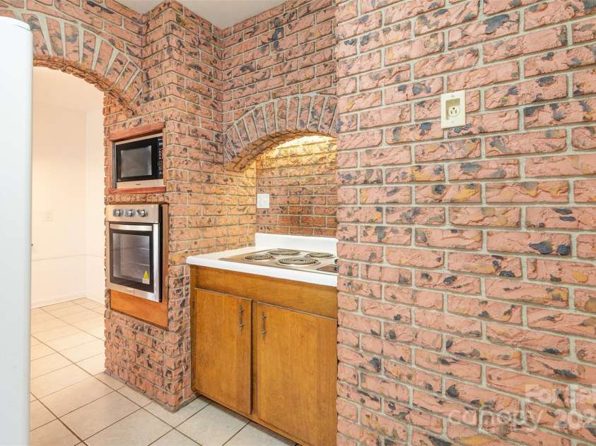 179 Brevard Road, Asheville, NC 28806.  MLS# CAR4260690, YatesRealty ID 17066. 