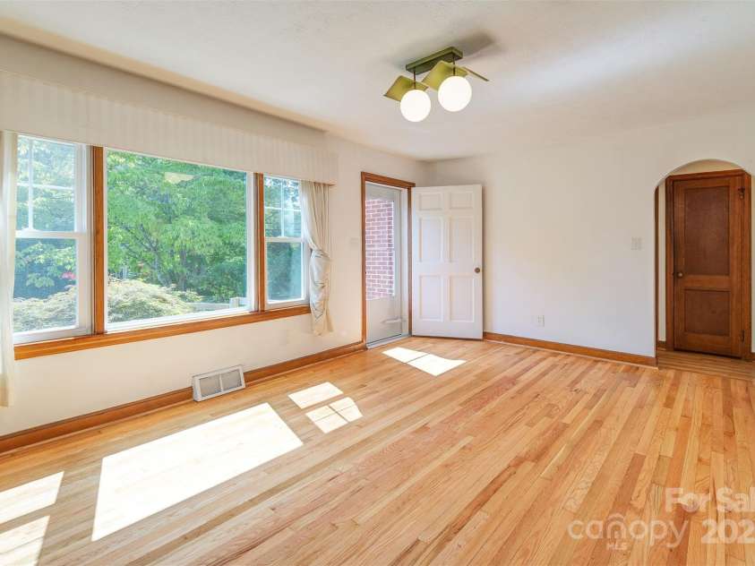 179 Brevard Road, Asheville, NC 28806.  MLS# CAR4260690, YatesRealty ID 17066. 