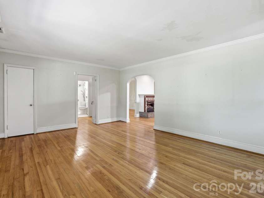 200 Altondale Avenue, Charlotte, NC 28207.  MLS# CAR4375547, YatesRealty ID 17068. 