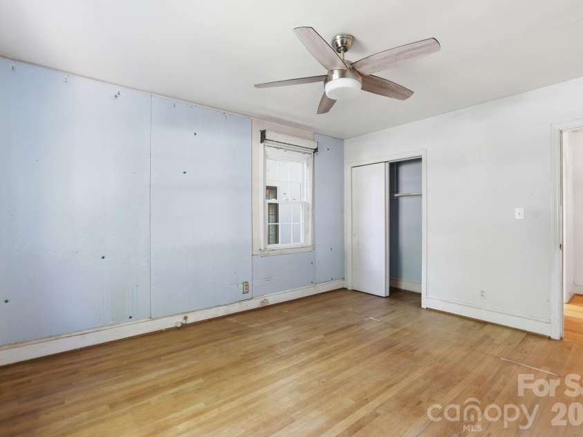 200 Altondale Avenue, Charlotte, NC 28207.  MLS# CAR4375547, YatesRealty ID 17068. 