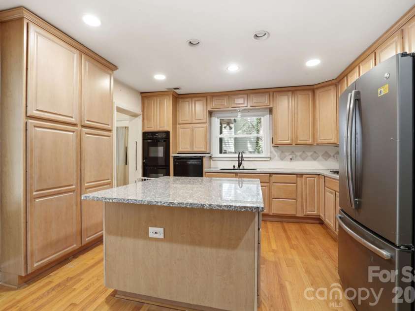 200 Altondale Avenue, Charlotte, NC 28207.  MLS# CAR4375547, YatesRealty ID 17068. 