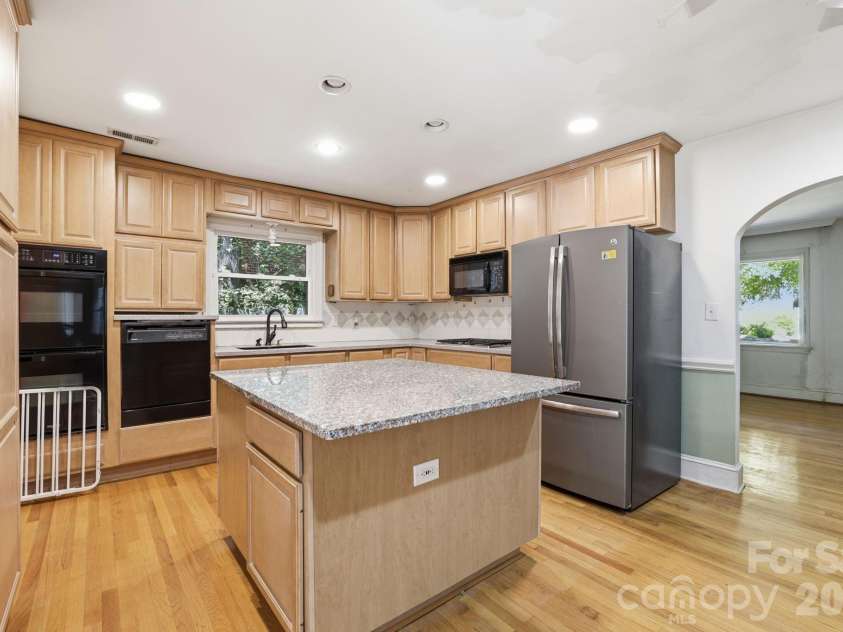 200 Altondale Avenue, Charlotte, NC 28207.  MLS# CAR4375547, YatesRealty ID 17068. 