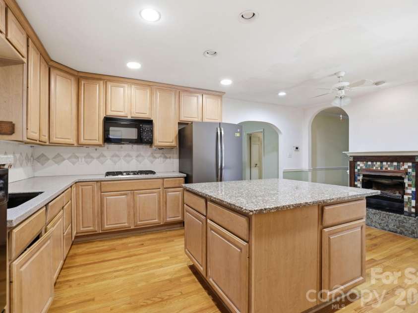 200 Altondale Avenue, Charlotte, NC 28207.  MLS# CAR4375547, YatesRealty ID 17068. 