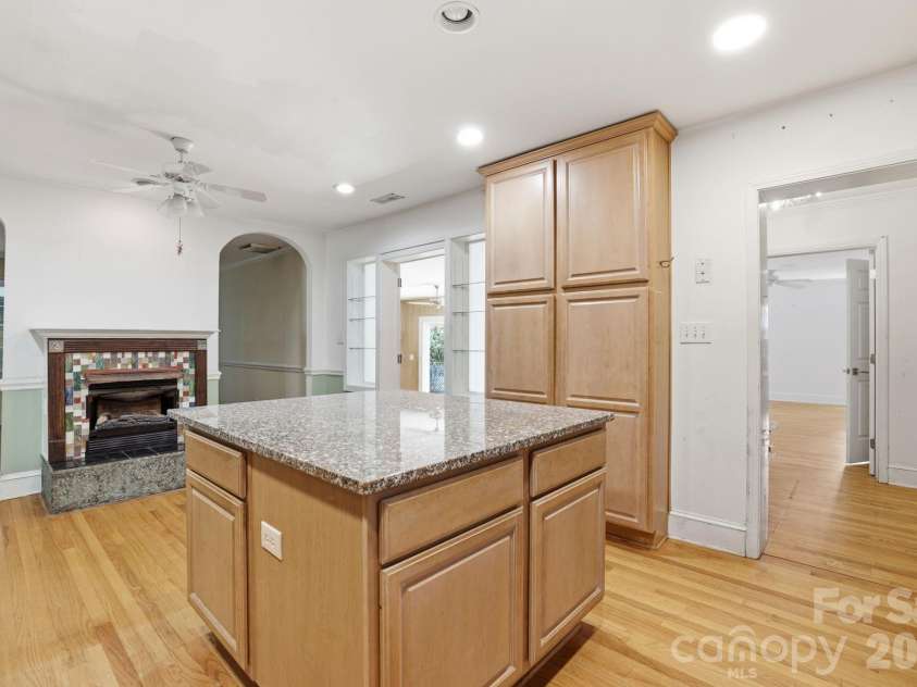 200 Altondale Avenue, Charlotte, NC 28207.  MLS# CAR4375547, YatesRealty ID 17068. 