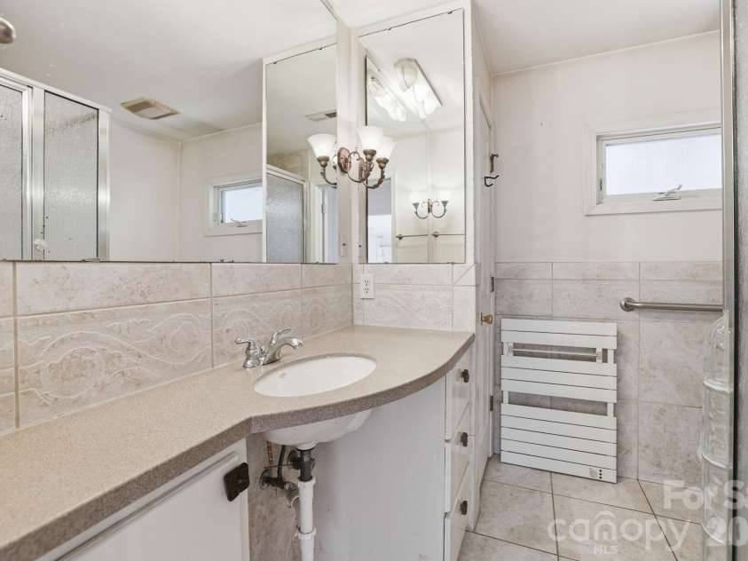 200 Altondale Avenue, Charlotte, NC 28207.  MLS# CAR4375547, YatesRealty ID 17068. 