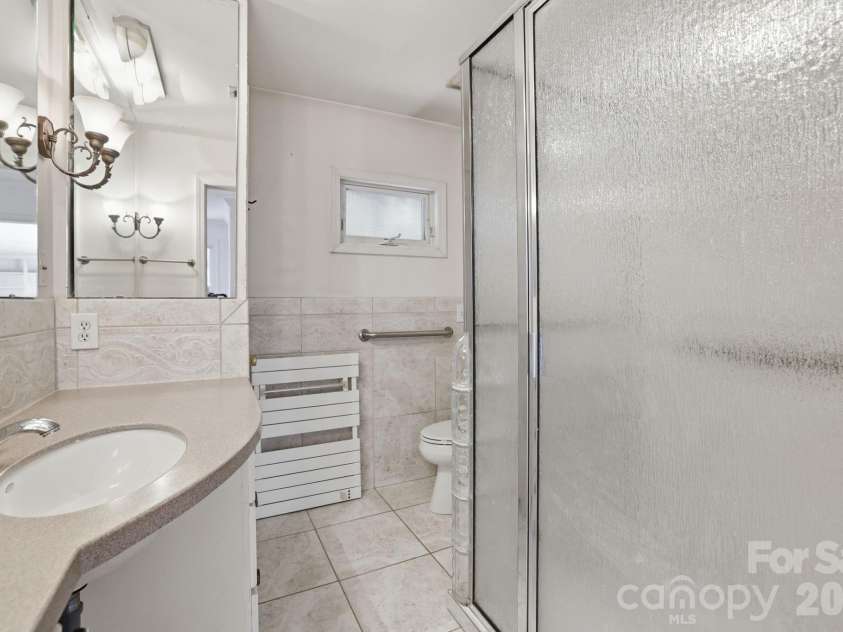 200 Altondale Avenue, Charlotte, NC 28207.  MLS# CAR4375547, YatesRealty ID 17068. 