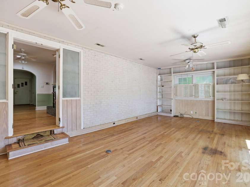 200 Altondale Avenue, Charlotte, NC 28207.  MLS# CAR4375547, YatesRealty ID 17068. 