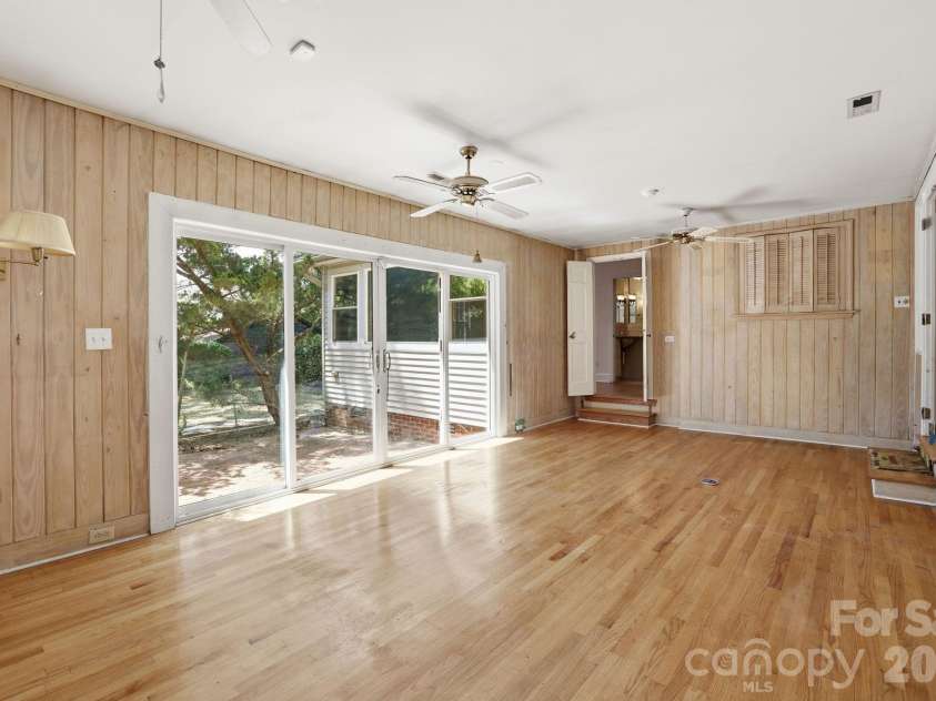 200 Altondale Avenue, Charlotte, NC 28207.  MLS# CAR4375547, YatesRealty ID 17068. 
