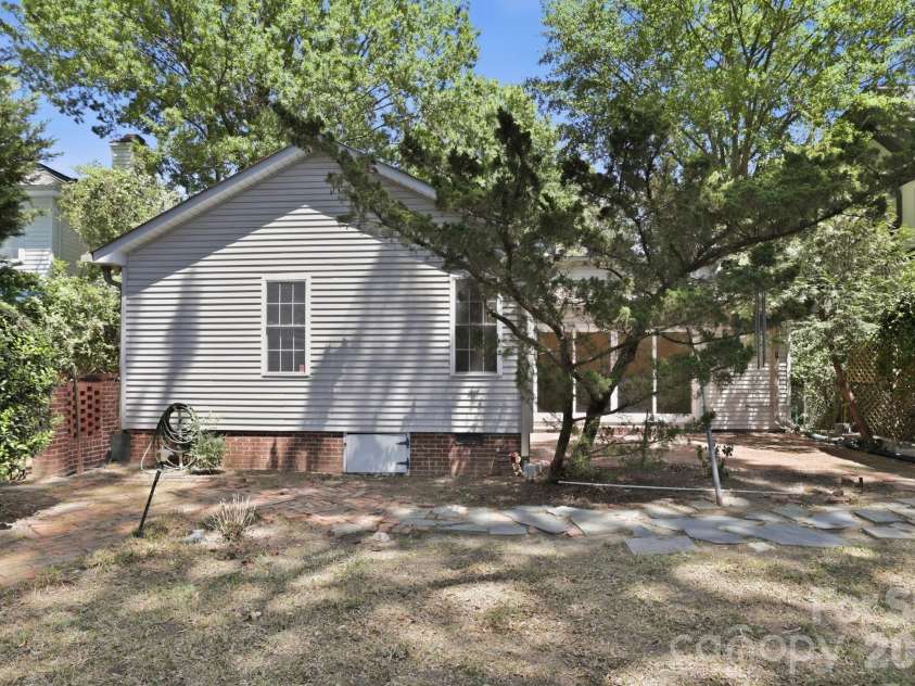 200 Altondale Avenue, Charlotte, NC 28207.  MLS# CAR4375547, YatesRealty ID 17068. 