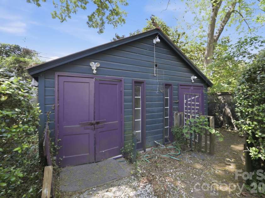 200 Altondale Avenue, Charlotte, NC 28207.  MLS# CAR4375547, YatesRealty ID 17068. 