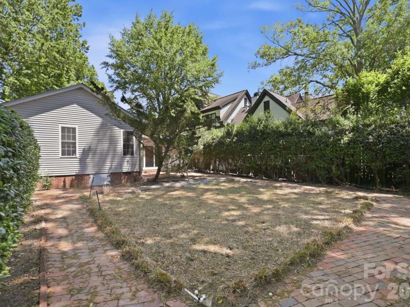 200 Altondale Avenue, Charlotte, NC 28207.  MLS# CAR4375547, YatesRealty ID 17068. 
